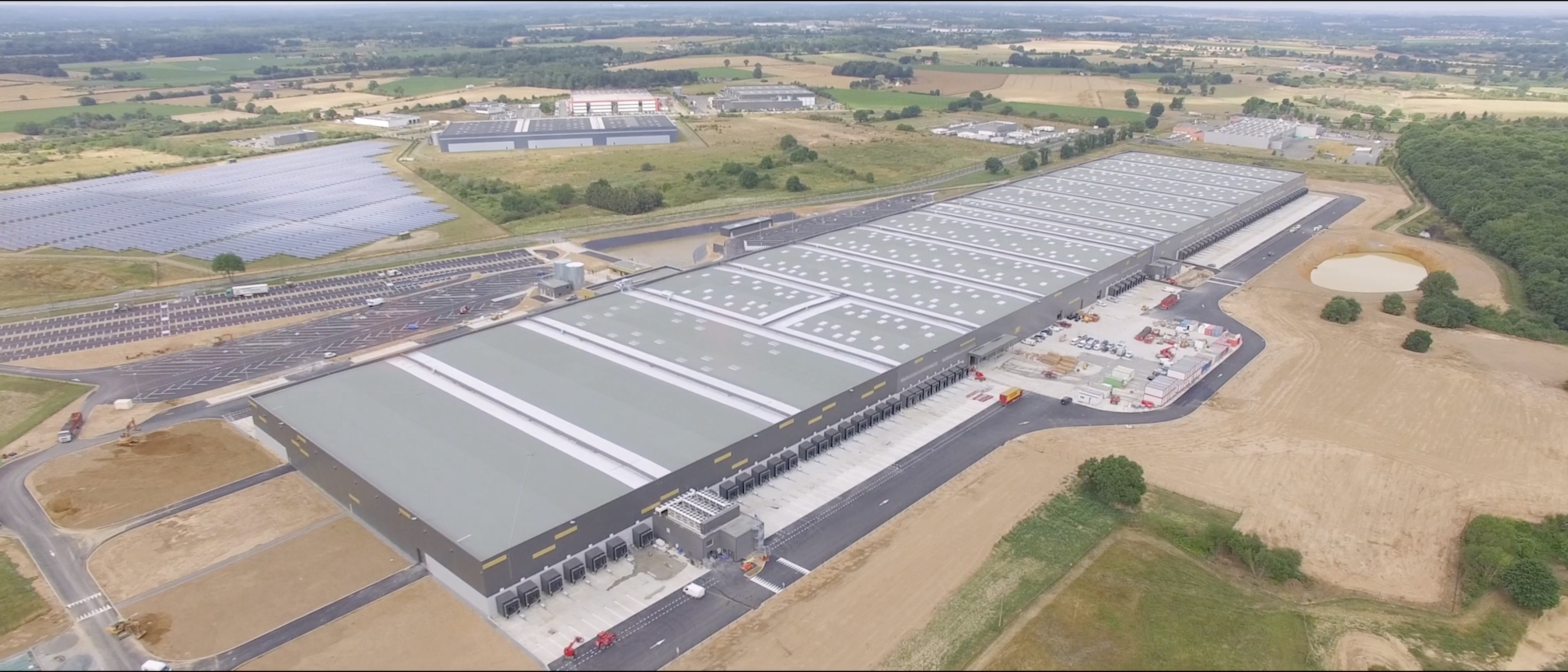 Photo en drone d'un entrepôt