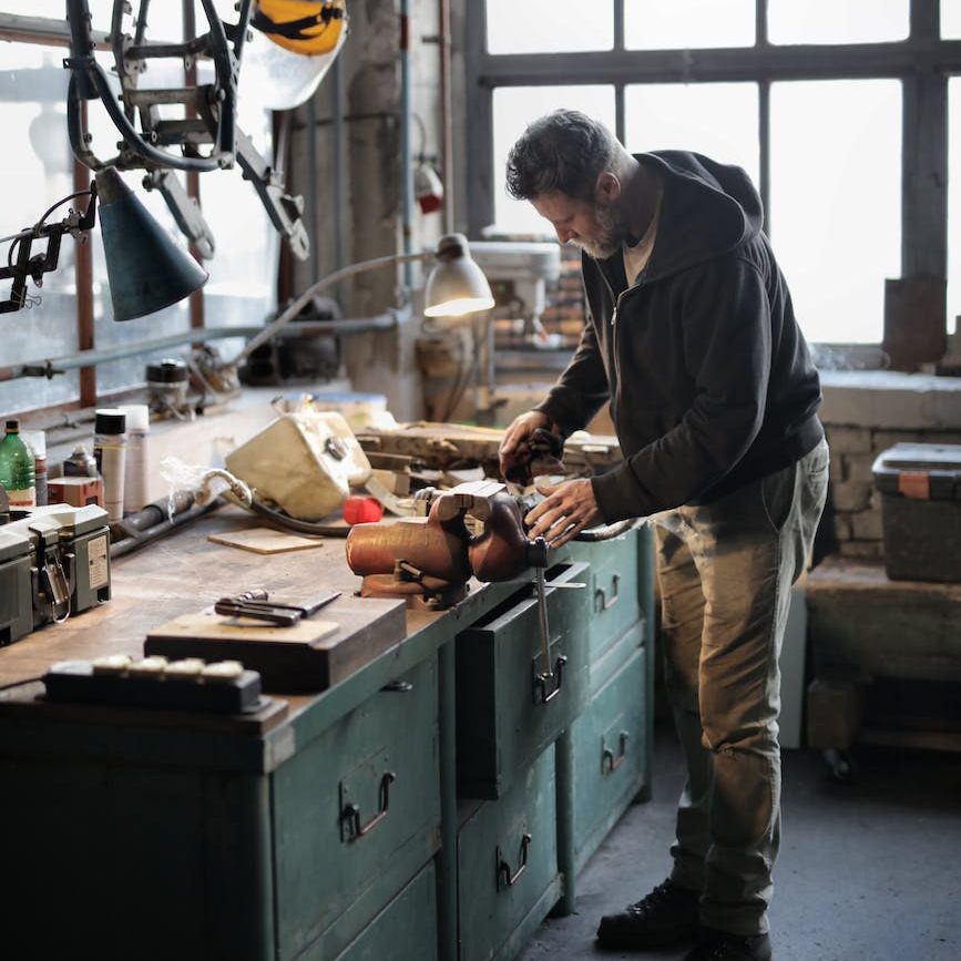 Un homme dans son atelier