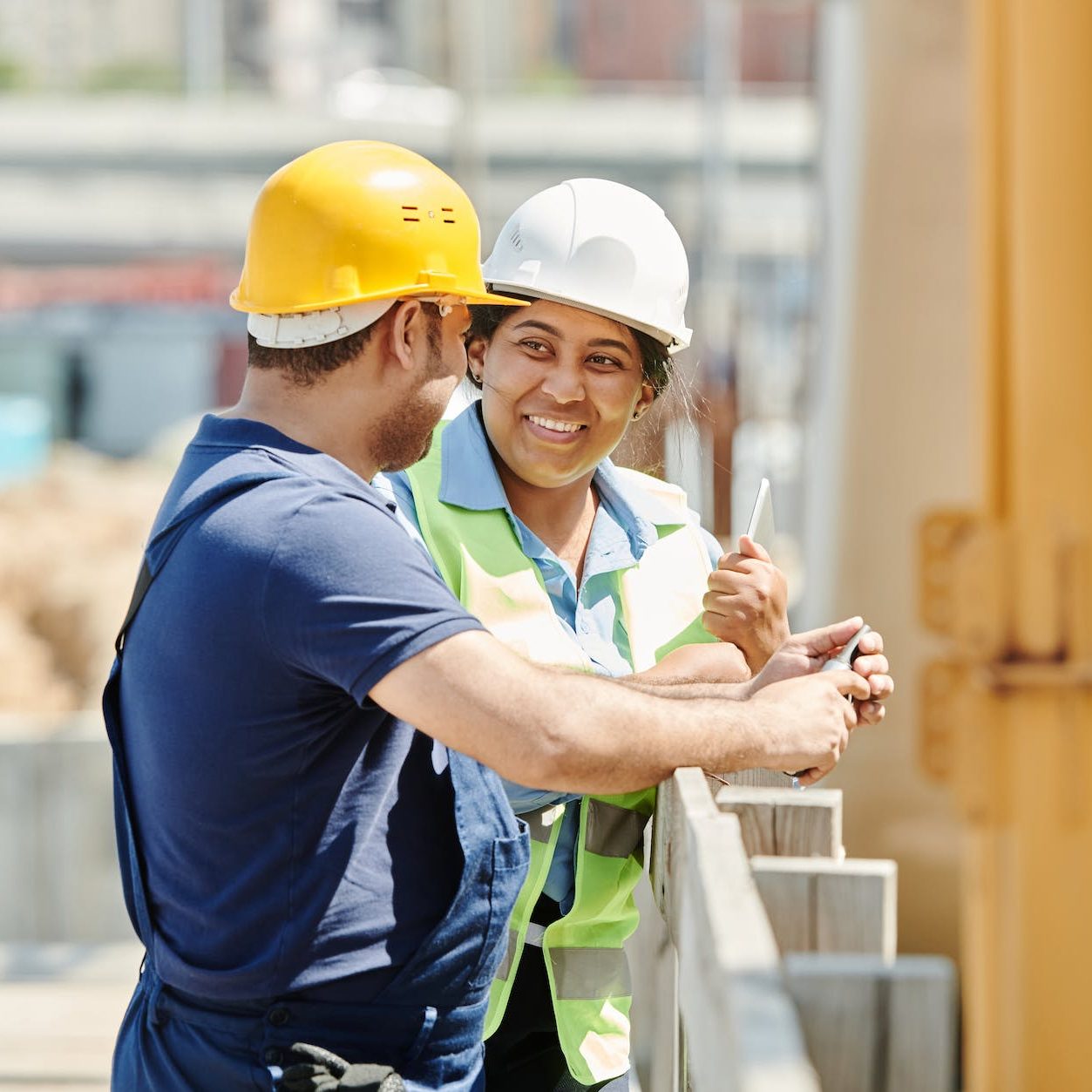 Photo de 2 collègues, une femme et un homme qui discutent sur un chantier